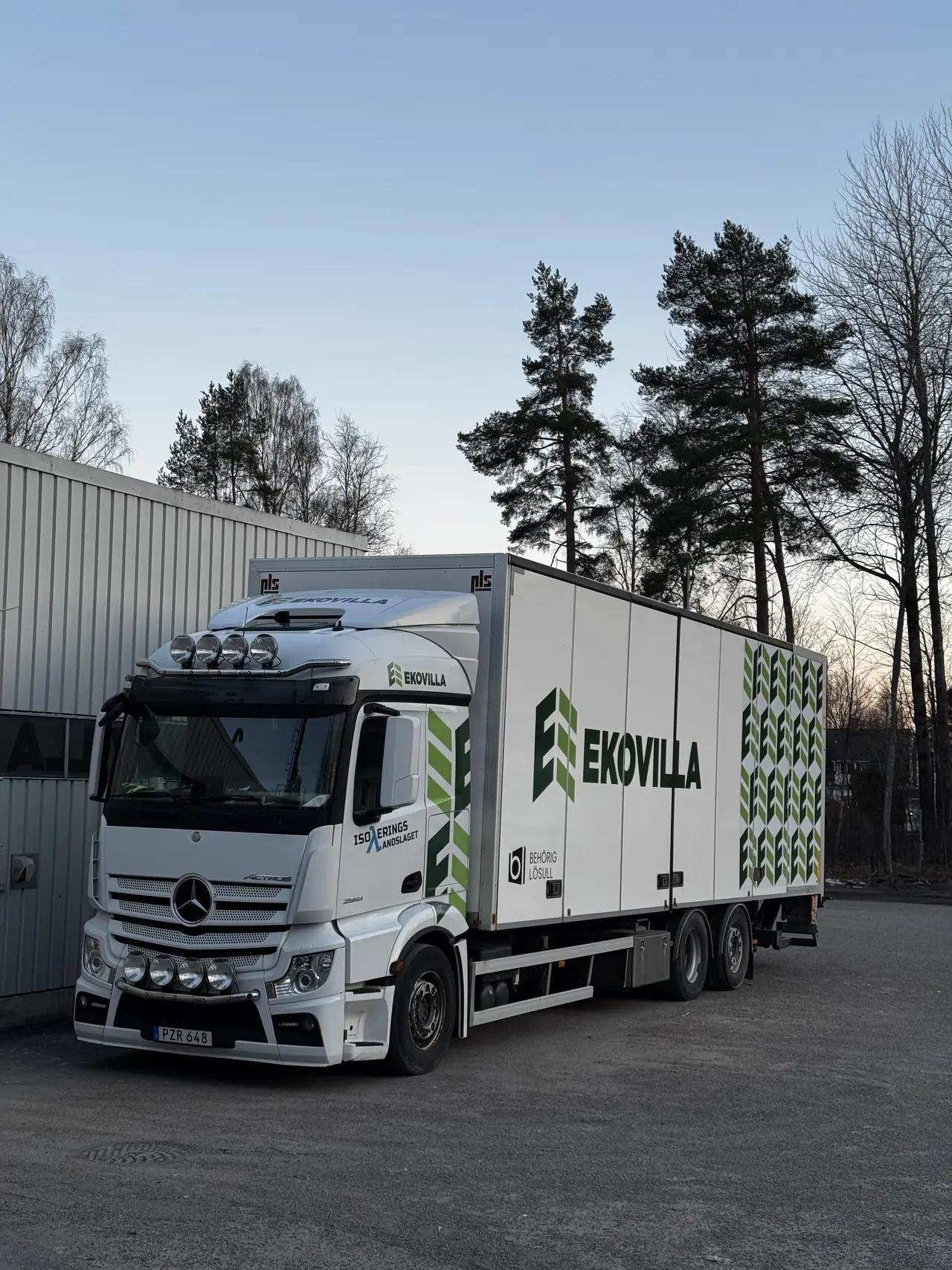 EKOVILLA-lastbil lastad med lösull